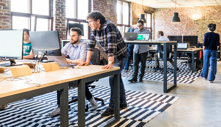 Dozent zeigt im Seminar den Einsatz von KI-Tools wie ChatGPT, Microsoft Copilot, Google Gemini und Perplexity im Büro