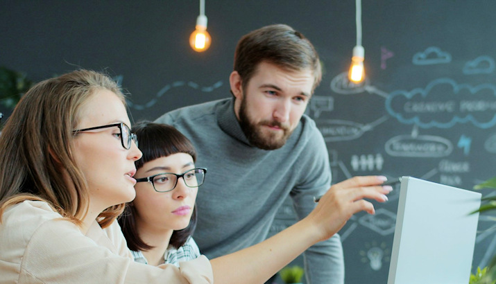 Excel-Dozent während einer Inhouse-Schulung zwischen Teilnehmerinnen