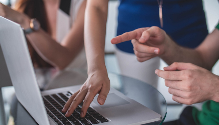 Microsoft-Schulung mit Dozent im Seminarraum – Teilnehmer arbeiten gemeinsam an Notebooks, Inhouse und Online in ganz Deutschland