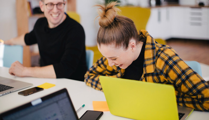 Dozent erklärt Power BI und Excel – zwei Teilnehmer sitzen motiviert vor ihren Notebooks im Seminar